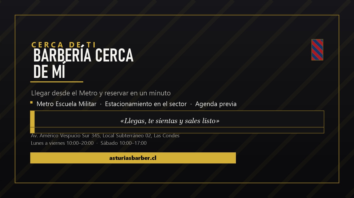 Cliente caminando hacia una barbería cerca del Metro Escuela Militar en Las Condes mientras revisa la hora en su teléfono.