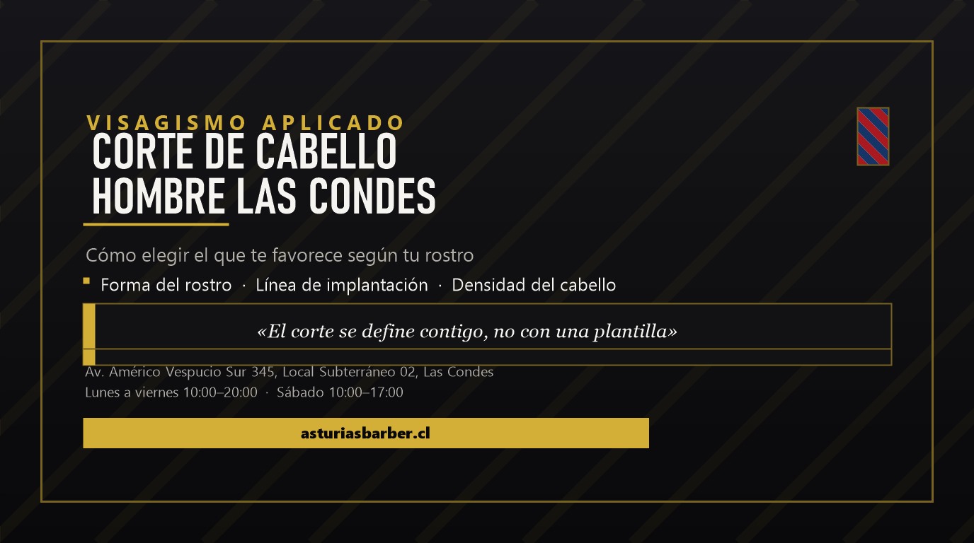 Barbero mostrando a un cliente las opciones de corte de cabello hombre antes de empezar, con tijera y máquina sobre el mesón.